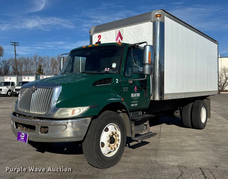 2006 International 4300 box truck - EF2305