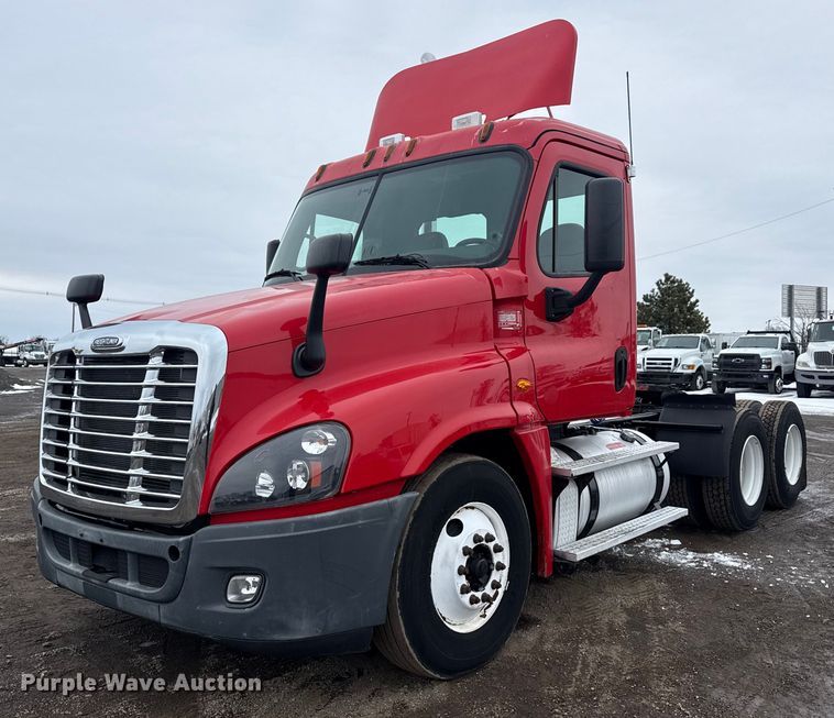 2013 Freightliner Cascadia semi truck - EG2038