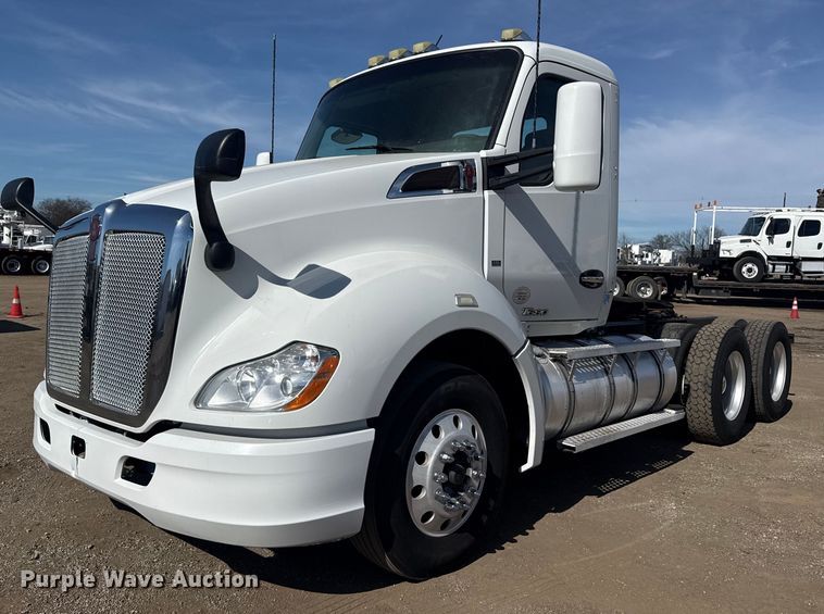 2014 Kenworth T680 semi truck - EG2050