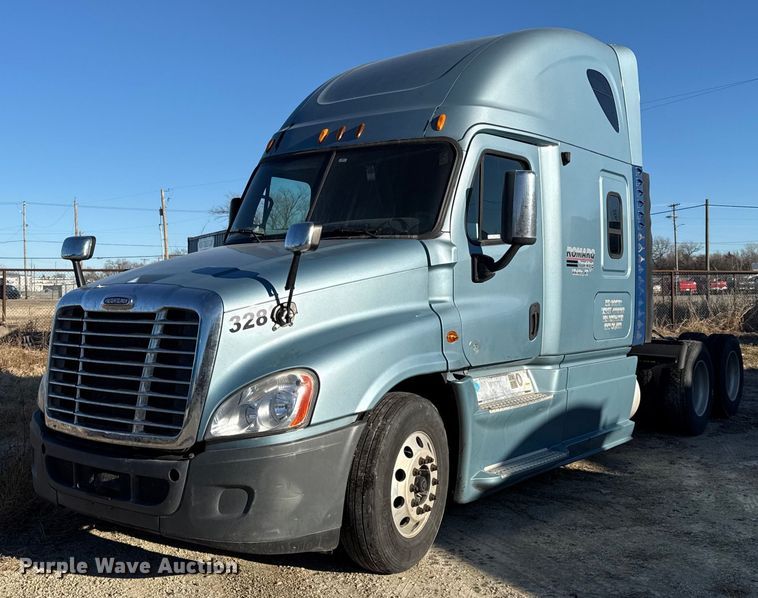 2013 Freightliner Cascadia semi truck - EN0477