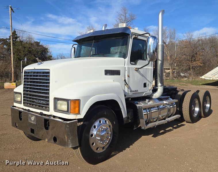 2011 Mack CHU semi truck - ET1281