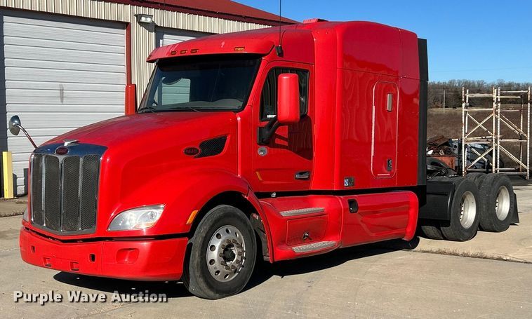 2013 Peterbilt 579 semi truck - ET6858