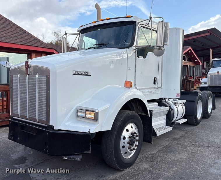 2016 Kenworth T800 semi truck - EU7357