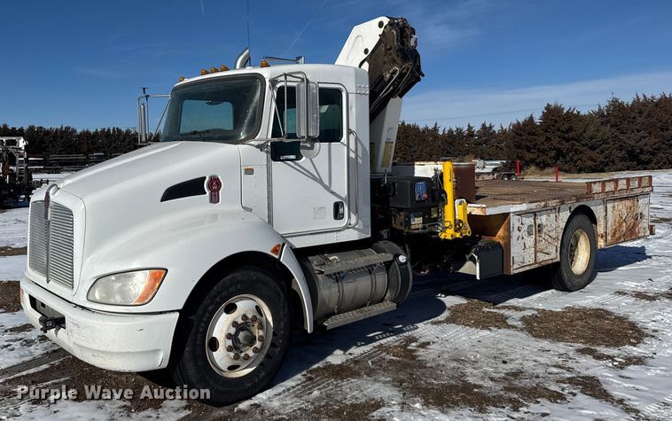 2012 Kenworth T3 Series crane truck - FB0628