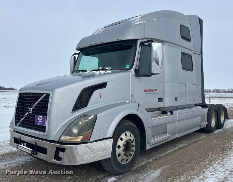 2016 Volvo VNL semi truck - FK1524