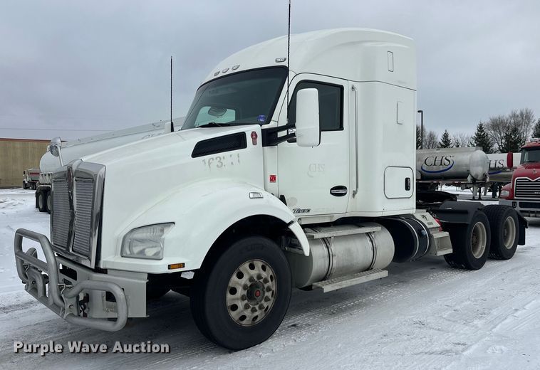 2016 Kenworth T880 semi truck - FK1560