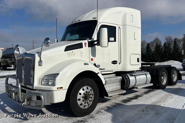 2016 Kenworth T880 semi truck - FK1563