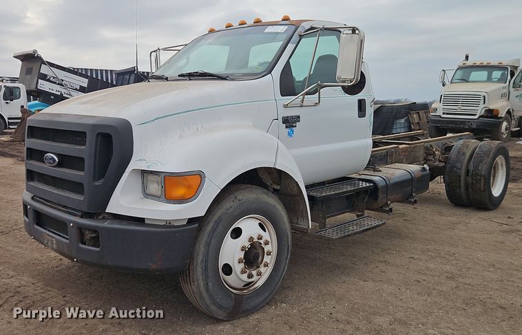 2004 Ford F650 truck cab and chassis - FN5559