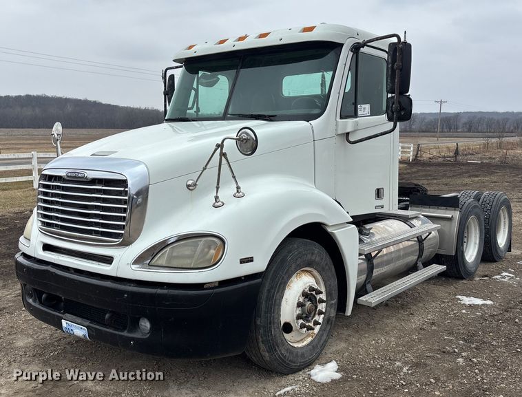 2005 Freightliner Columbia semi truck - FO3516