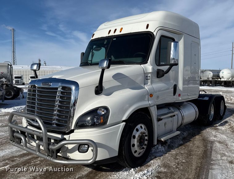 2015 Freightliner Cascadia 125 semi truck - LH9434
