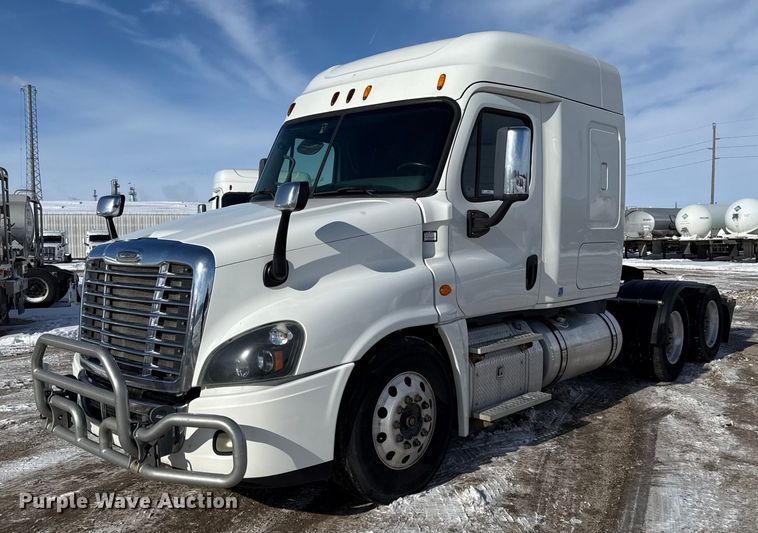 2015 Freightliner Cascadia 125 semi truck - LH9437