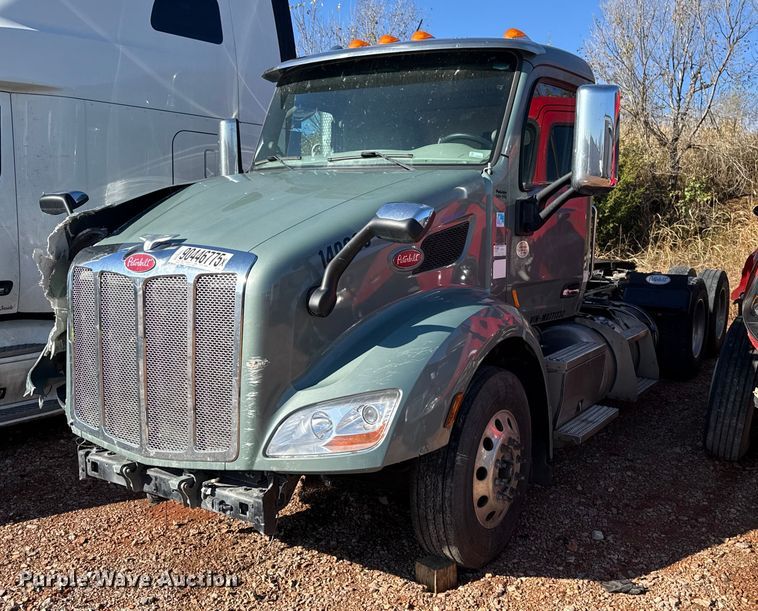 2021 Peterbilt 579 semi truck - YA1521