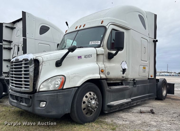 2015 Freightliner Cascadia  semi truck - YA1553