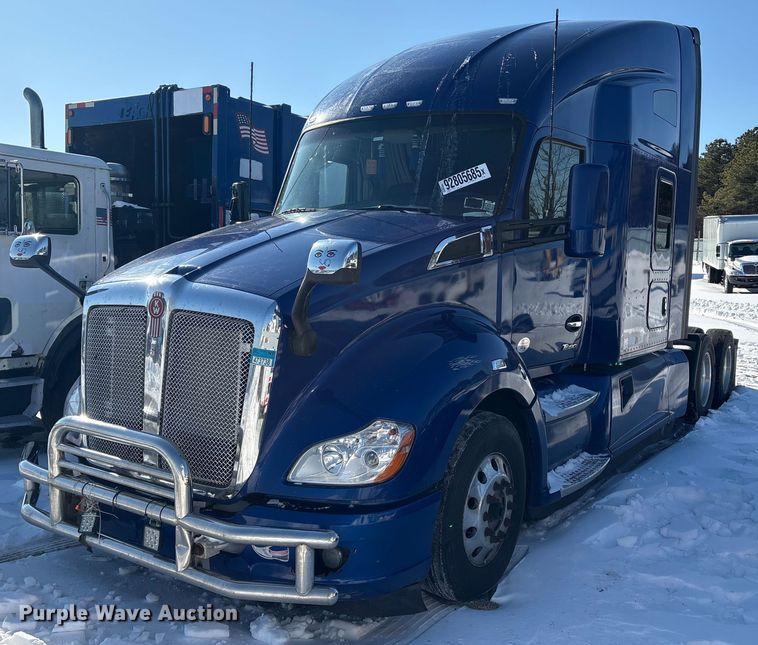 2022 Kenworth T680 semi truck - YA1558