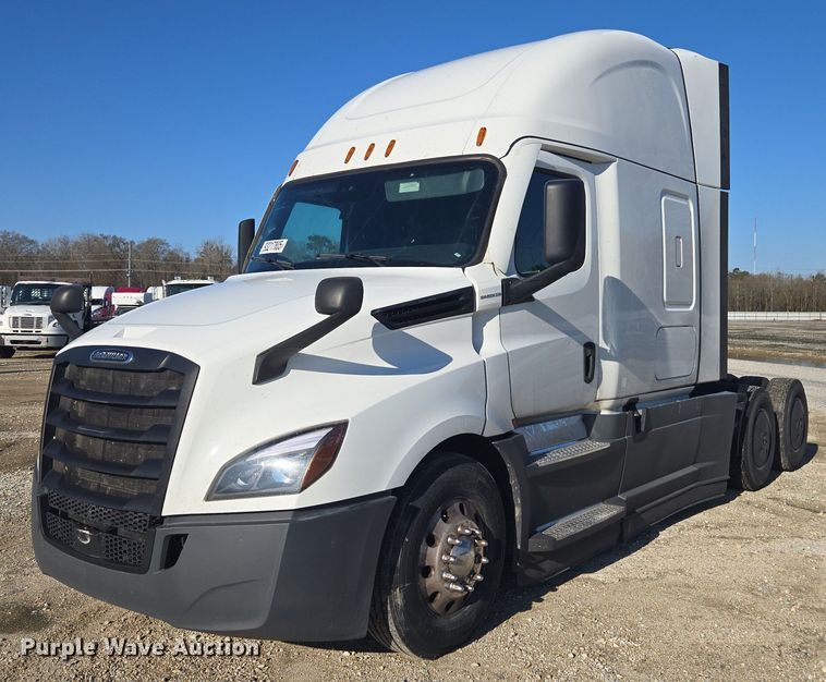 2020 Freightliner Cascadia semi truck - YA1599