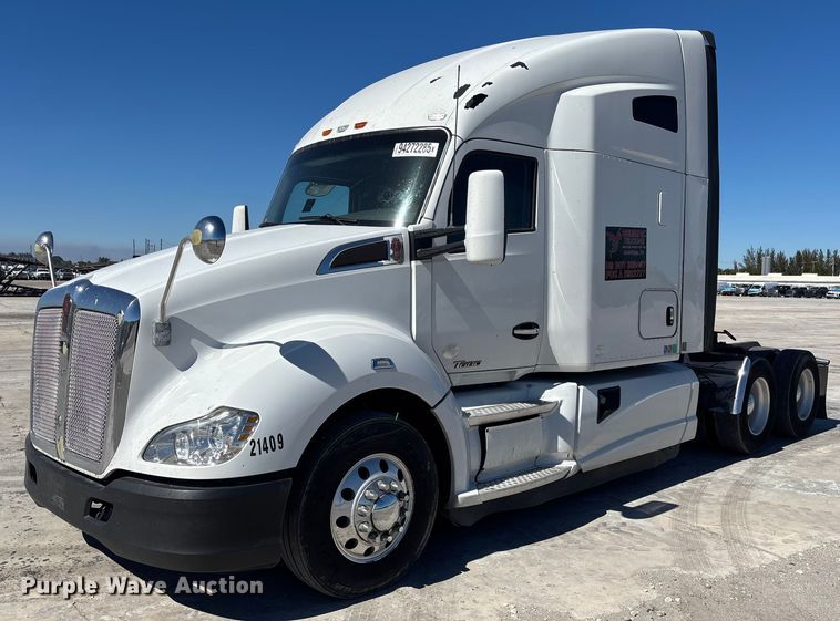 2016 Kenworth T680  semi truck - YA1656