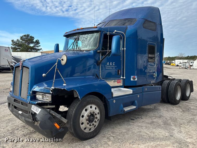 2005 Kenworth T600 semi truck - YA1743