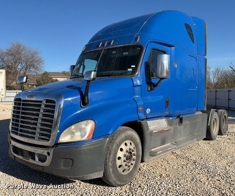 2016 Freightliner Cascadia semi truck - YA1865