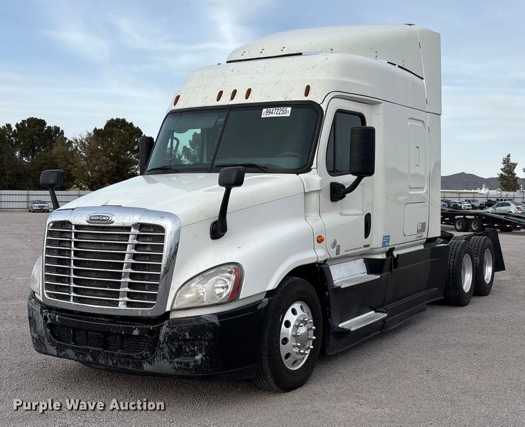 2015 Freightliner Cascadia  semi truck - YA1917