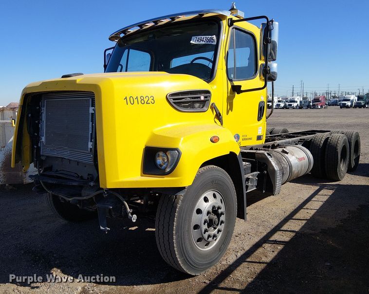 2023 Freightliner 108SD truck cab and chassis - YA2219