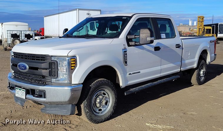 2018 Ford F350 Super Duty  Crew Cab pickup truck - DT0950