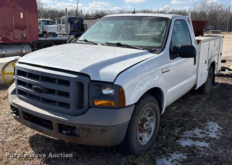 2005 Ford F250 Super Duty utility bed pickup truck - EA7926
