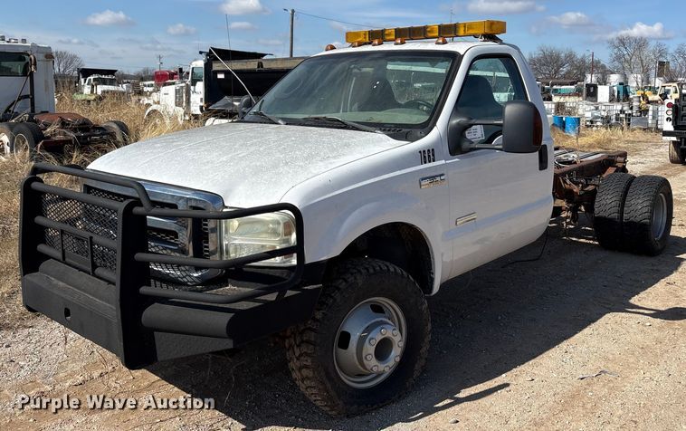 2006 Ford F350 Super Duty pickup truck cab and chassis - EA7935