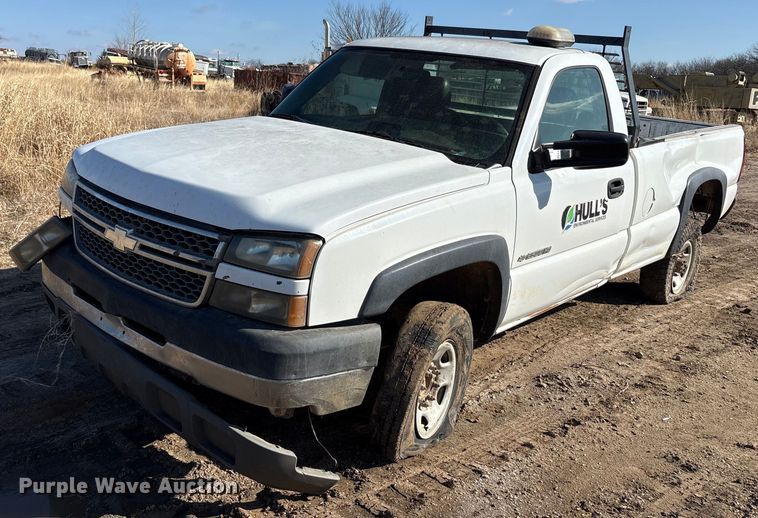 2005 Chevrolet Silverado pickup truck - EA7939