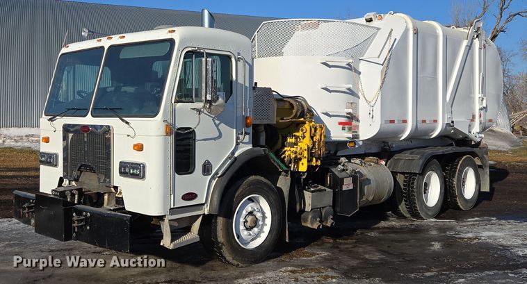 2010 Peterbilt 320 refuse truck - EB1328