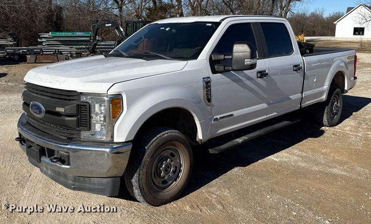 2017 Ford F250 Crew Cab pickup truck - EC4557