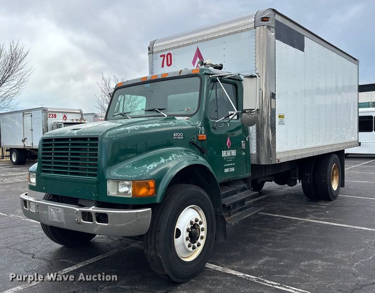 2002 International 4700 box truck - EF2298