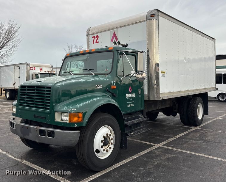 2002 International 4700 box truck - EF2300