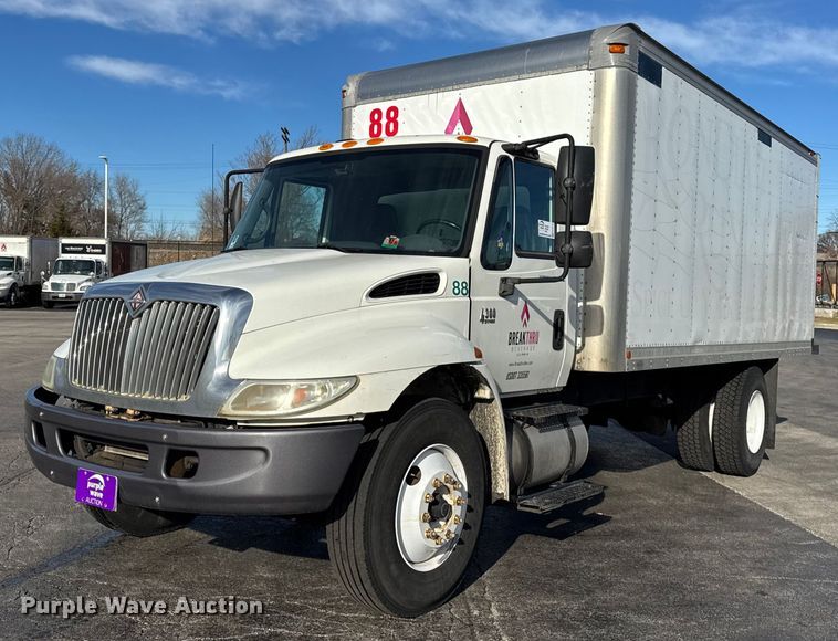 2005 International 4300 box truck - EF2319