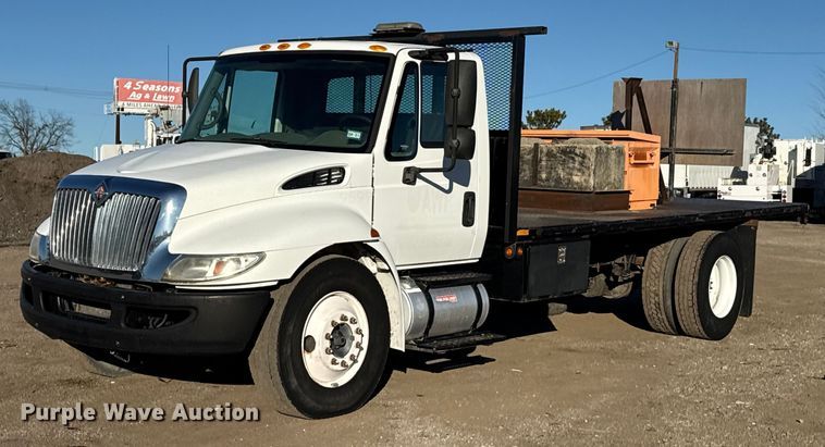 2010 International 4300 flatbed truck - EG2073
