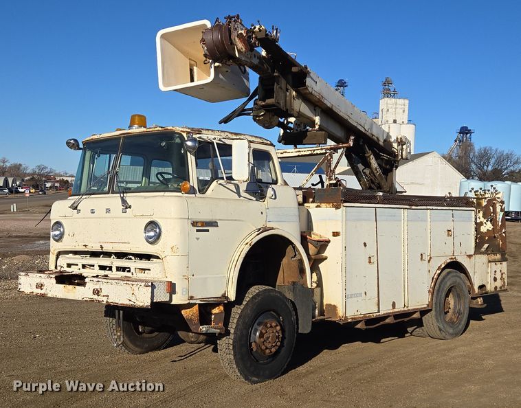 1981 Ford 900 digger derrick truck - ES2888