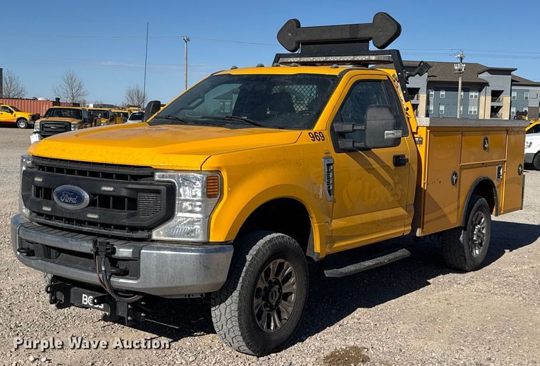 2020 Ford F350 utility bed pickup truck - ES5703