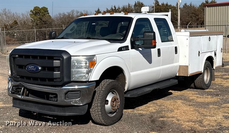 2015 Ford F350 Super Duty Crew Cab utility bed pickup truck - ES5764
