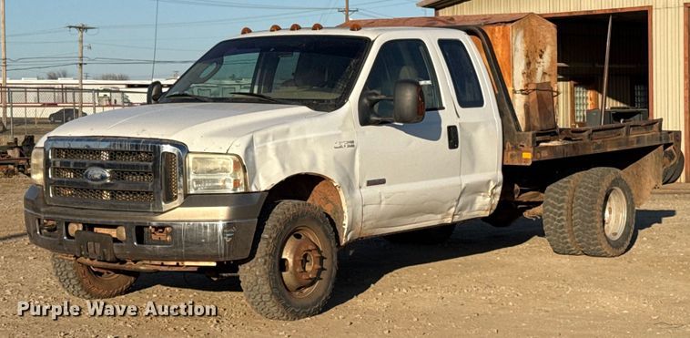 2006 Ford F350 Ext. Cab flatbed pickup truck - ES5791
