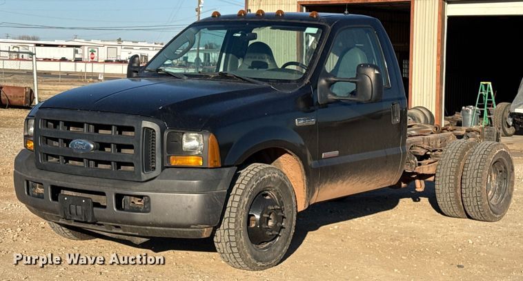 2007 Ford F350 pickup truck cab and chassis - ES5792