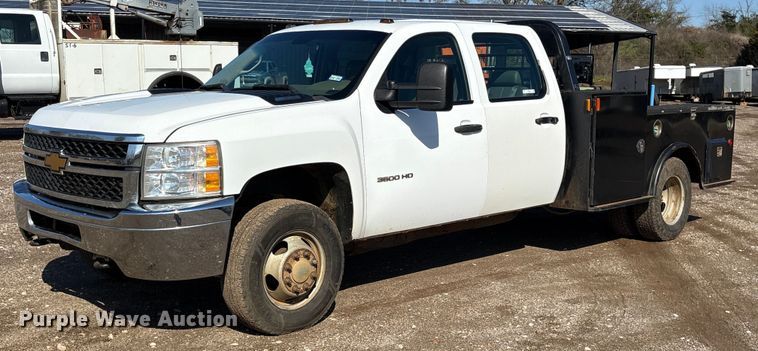 2013 Chevrolet Silverado 3500HD Crew Cab flatbed pickup truck - ES8545