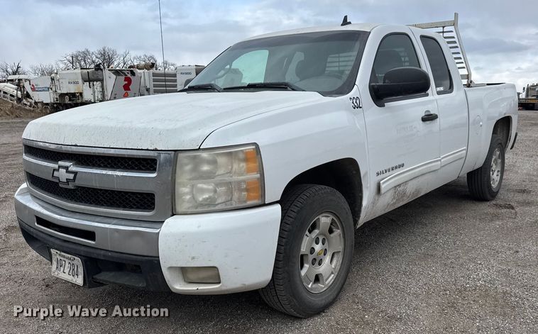 2011 Chevrolet Silverado 1500 Ext. Cab pickup truck - ET4394