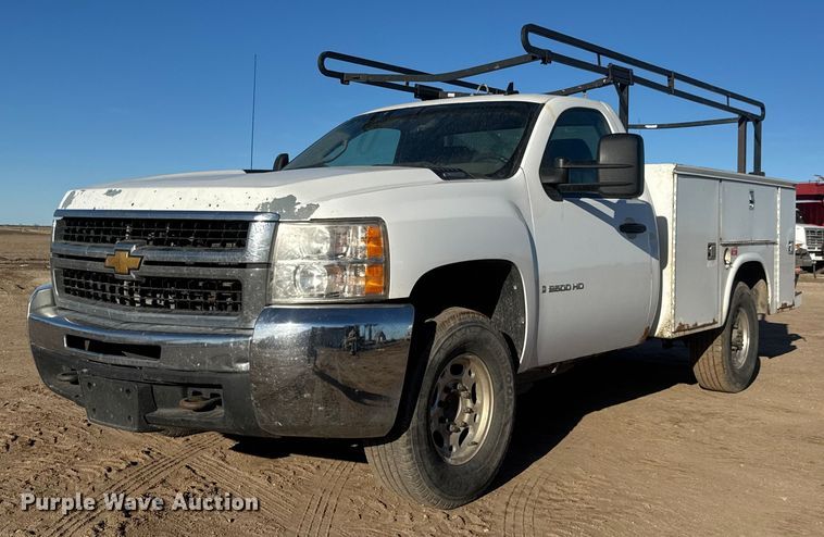 2009 Chevrolet Silverado 2500HD utility bed pickup truck - ET4486