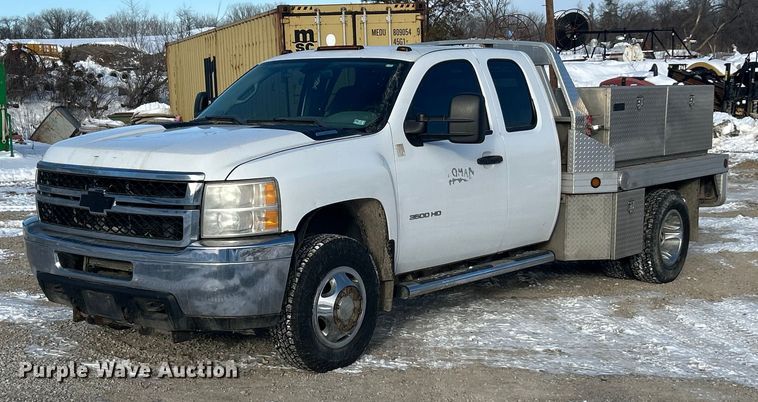 2011 Chevrolet Silverado 3500HD Ext. Cab flatbed pickup truck - ET6925