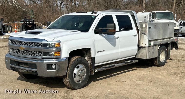 2019 Chevrolet Silverado 3500HD Crew Cab flatbed pickup truck - ET6936