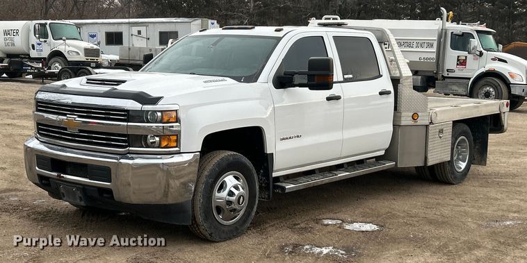 2018 Chevrolet Silverado 3500HD Crew Cab flatbed pickup truck - ET6953