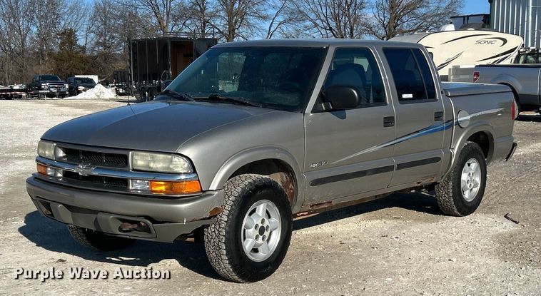 2004 Chevrolet S10 Crew Cab pickup truck - ET6955