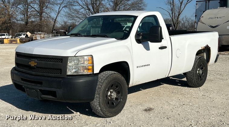 2011 Chevrolet Silverado 1500 pickup truck - ET6981