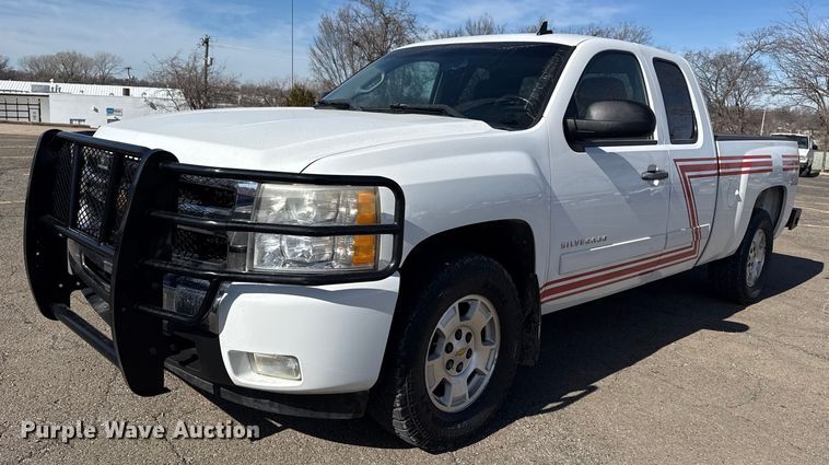 2010 Chevrolet Silverado 1500 Ext. Cab pickup truck - EU4106