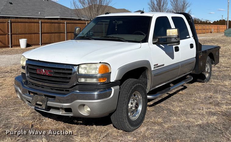 2005 GMC Sierra Crew Cab flatbed pickup truck - EU4844