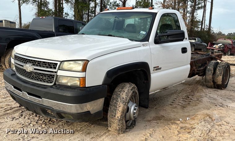 2005 Chevrolet Silverado 3500 pickup truck cab and chassis - EU7131